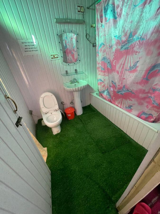 Floating Young Gulshan Houseboat Botel 5*