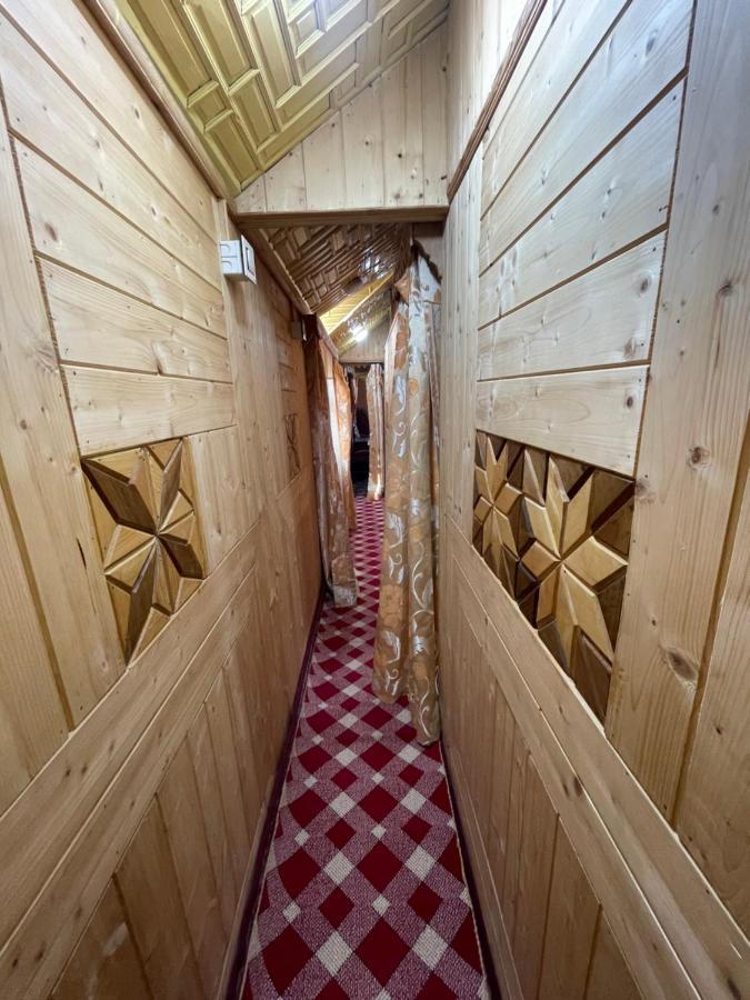 Floating Young Gulshan Houseboat Srinagar (Jammu and Kashmir)