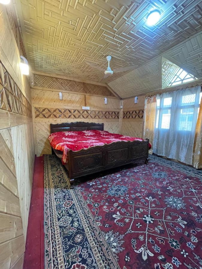 Botel Floating Young Gulshan Houseboat Srinagar (Jammu and Kashmir)