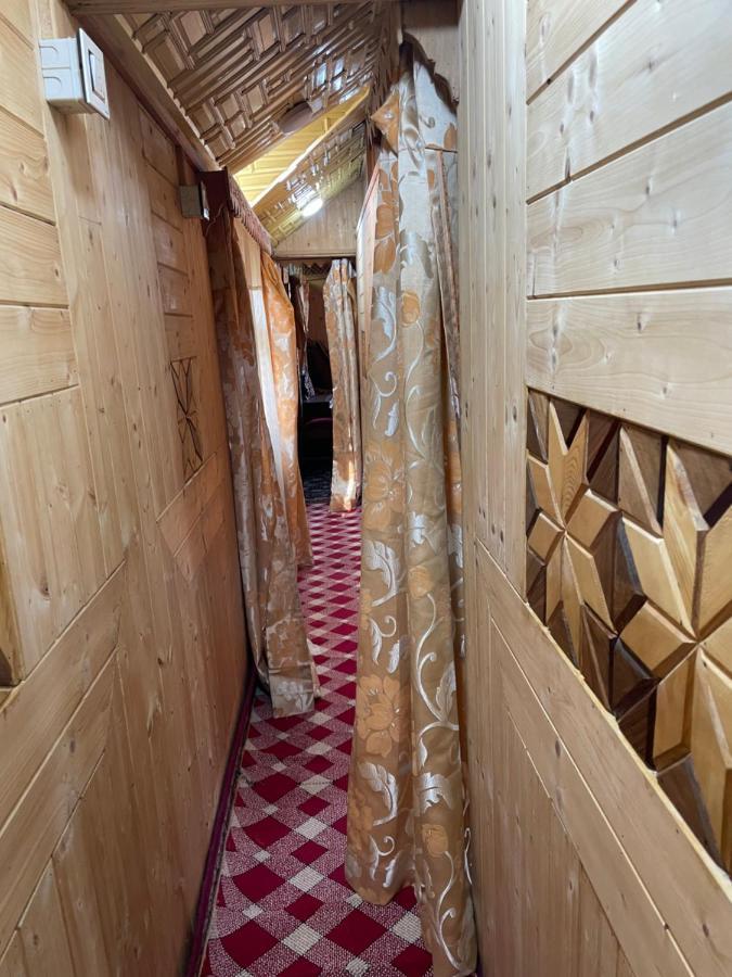 Floating Young Gulshan Houseboat 5*