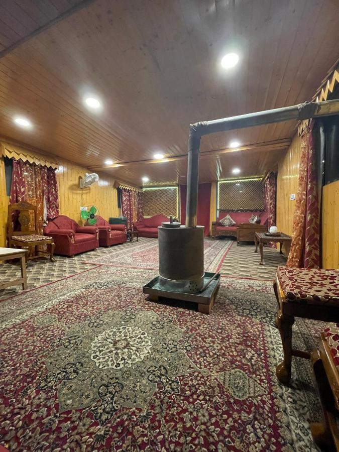 Floating Young Gulshan Houseboat 5*