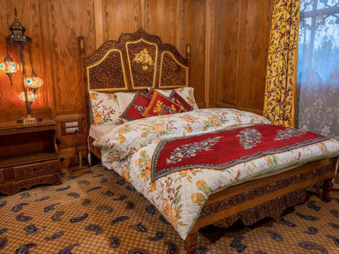 Floating Young Gulshan Houseboat Srinagar (Jammu and Kashmir)