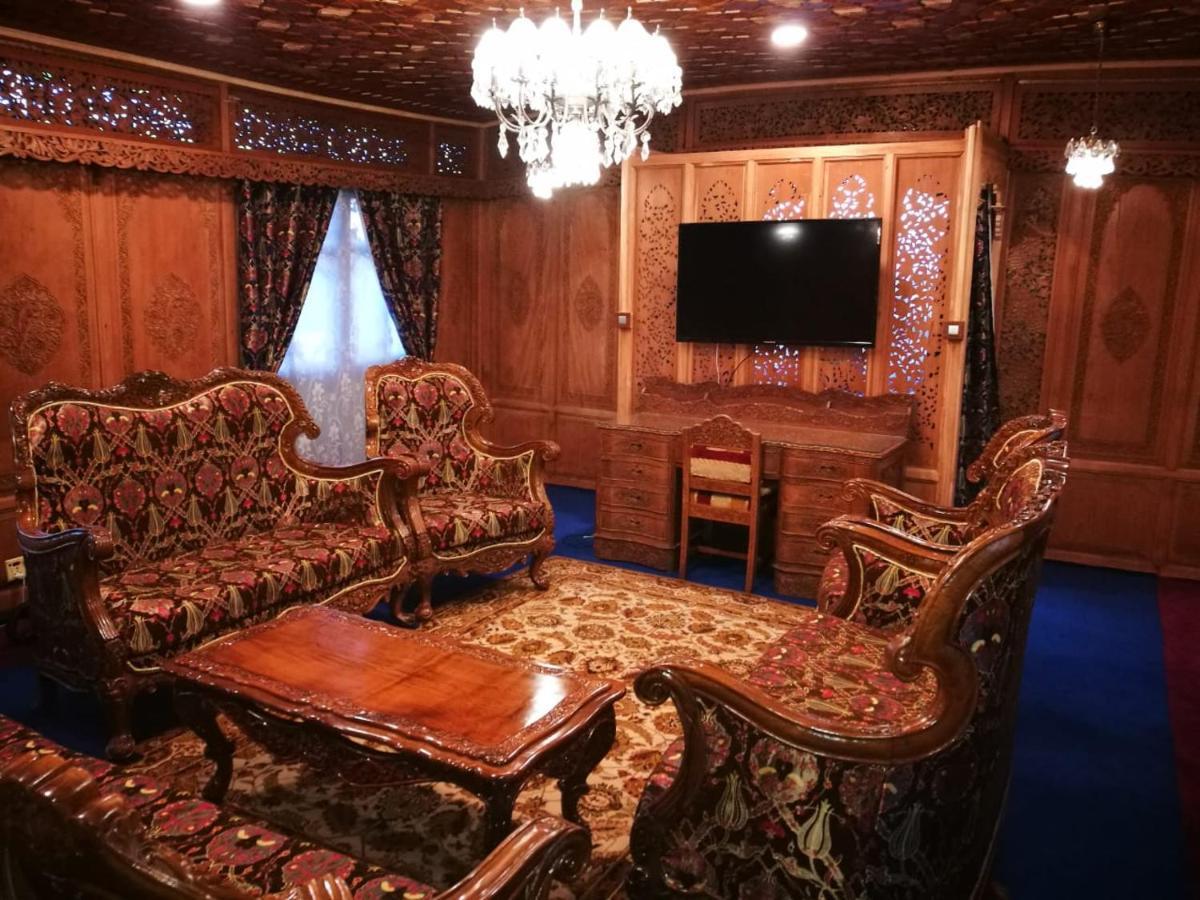 Botel Floating Young Gulshan Houseboat 5*
