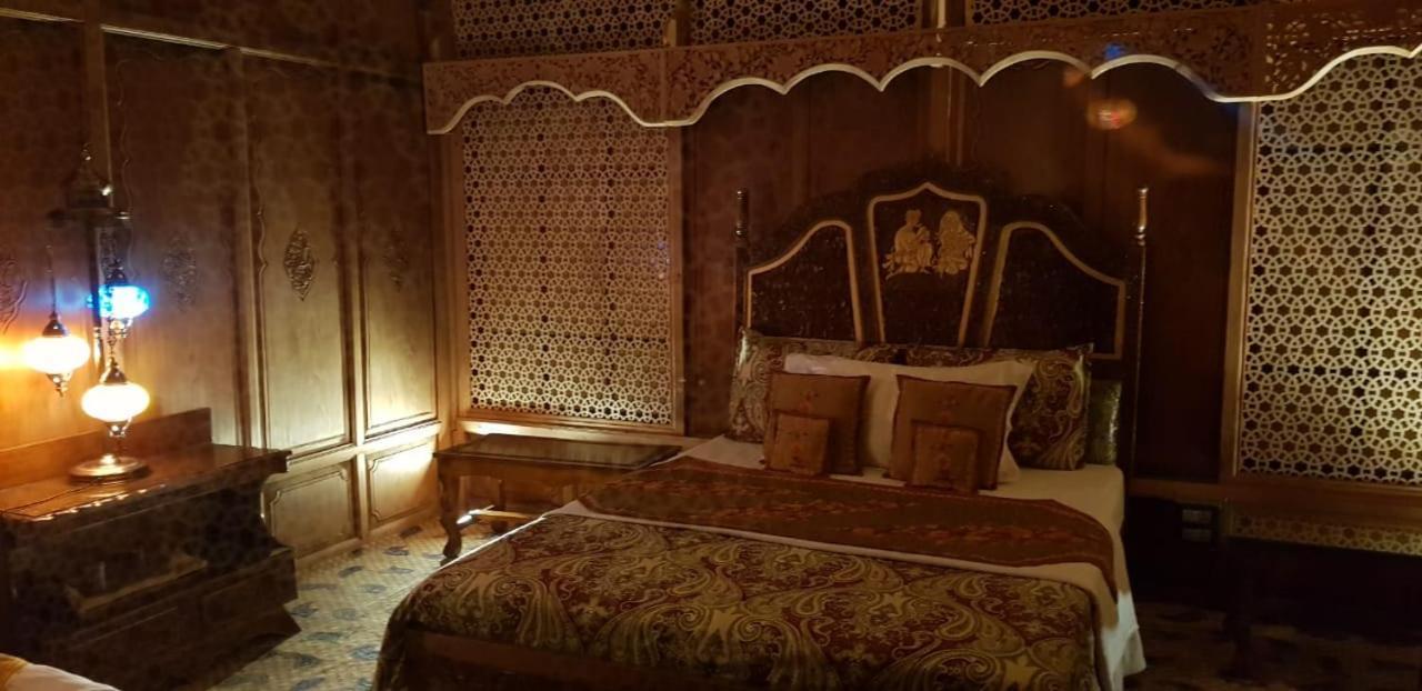 Botel Floating Young Gulshan Houseboat Srinagar (Jammu and Kashmir)