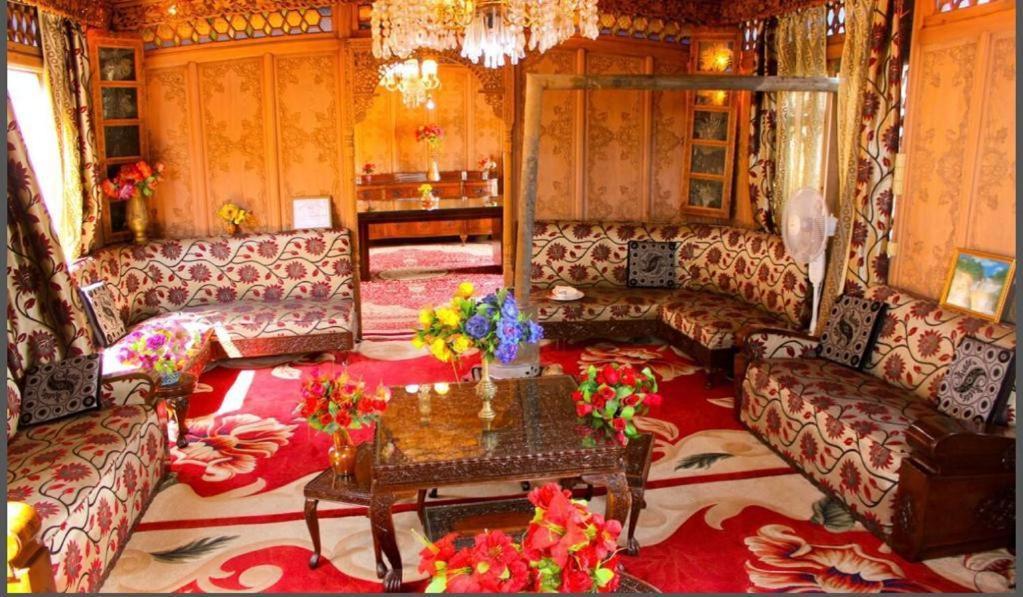 Floating Young Gulshan Houseboat Botel