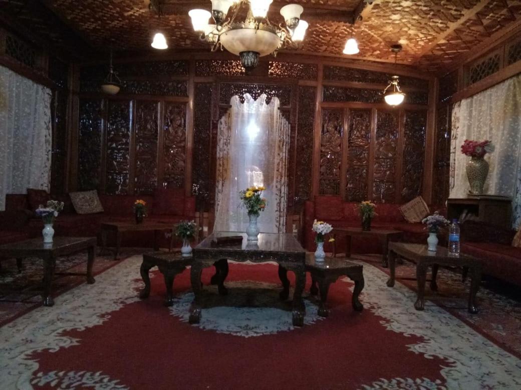 Floating Young Gulshan Houseboat Srinagar (Jammu and Kashmir)