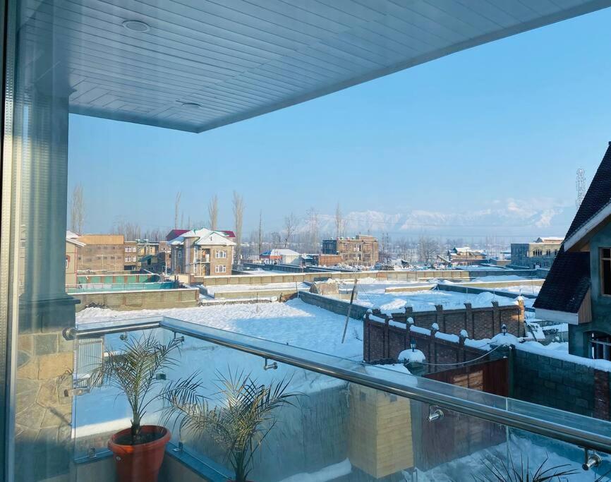 3-bedroom 'white Cottage' With Indoor Fireplace Villa Srinagar (Jammu and Kashmir)