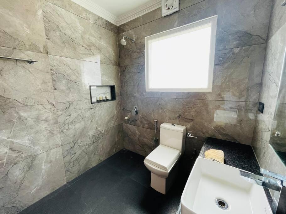 3-bedroom 'white Cottage' With Indoor Fireplace Villa