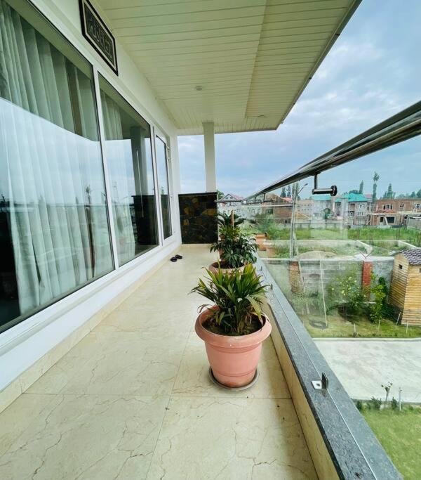 3-bedroom 'white Cottage' With Indoor Fireplace Srinagar (Jammu and Kashmir)
