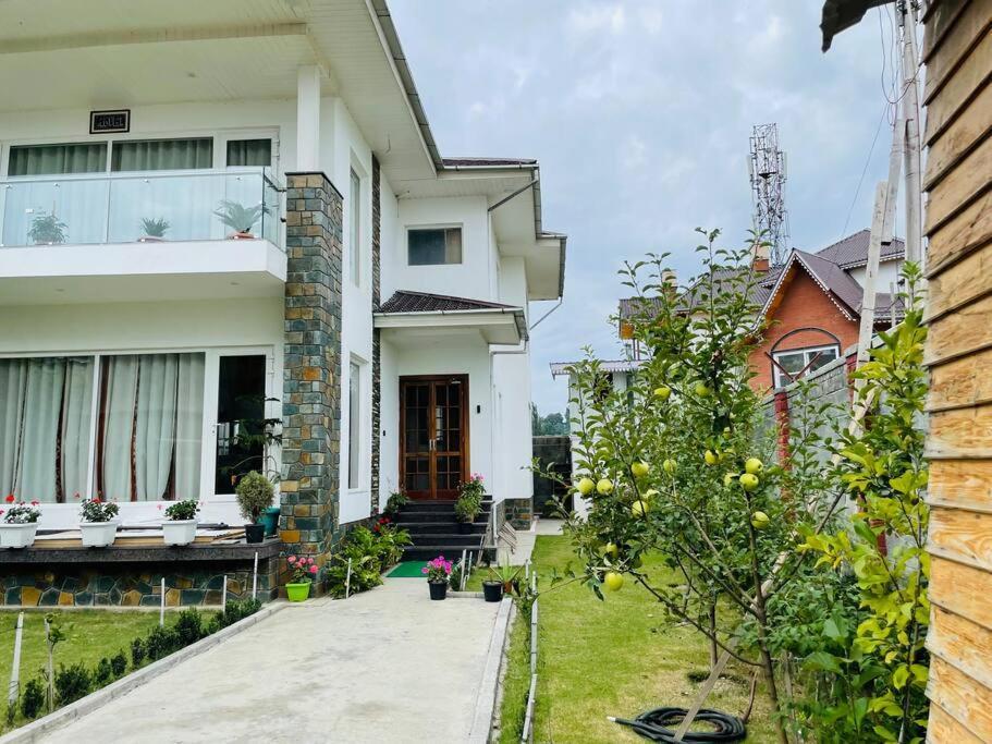 3-bedroom 'white Cottage' With Indoor Fireplace Srinagar (Jammu and Kashmir)