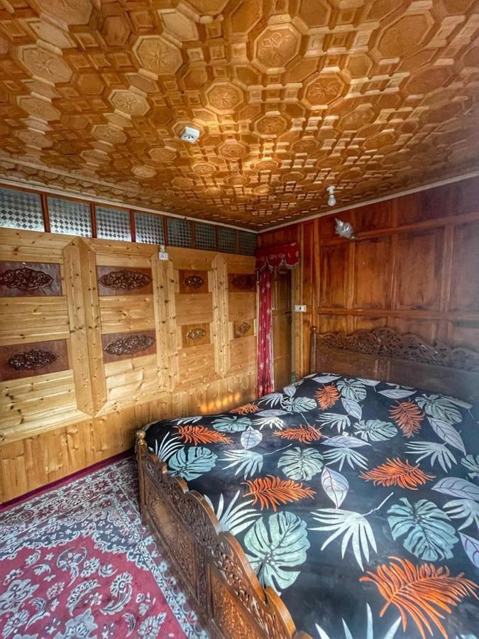 Botel Lala Rulh Heritage Group Of Houseboats