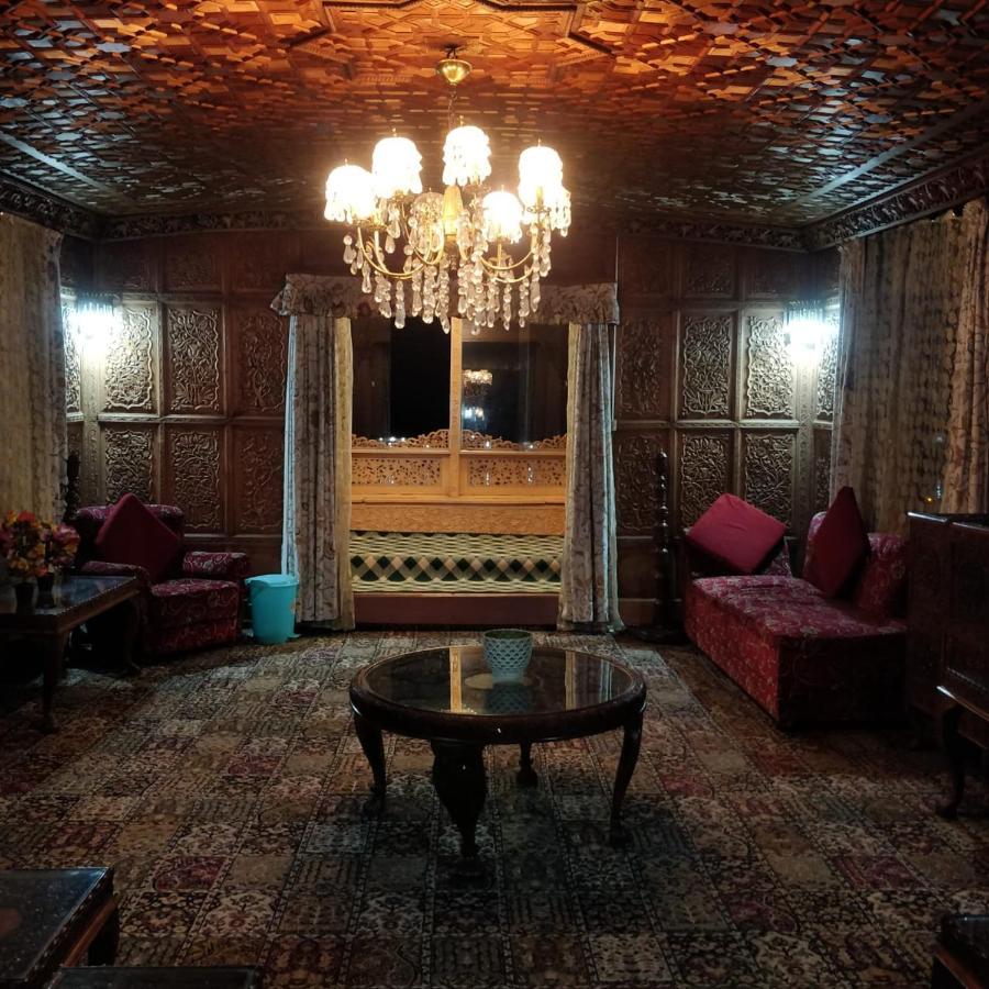 Botel Floating Young Gulshan Houseboat