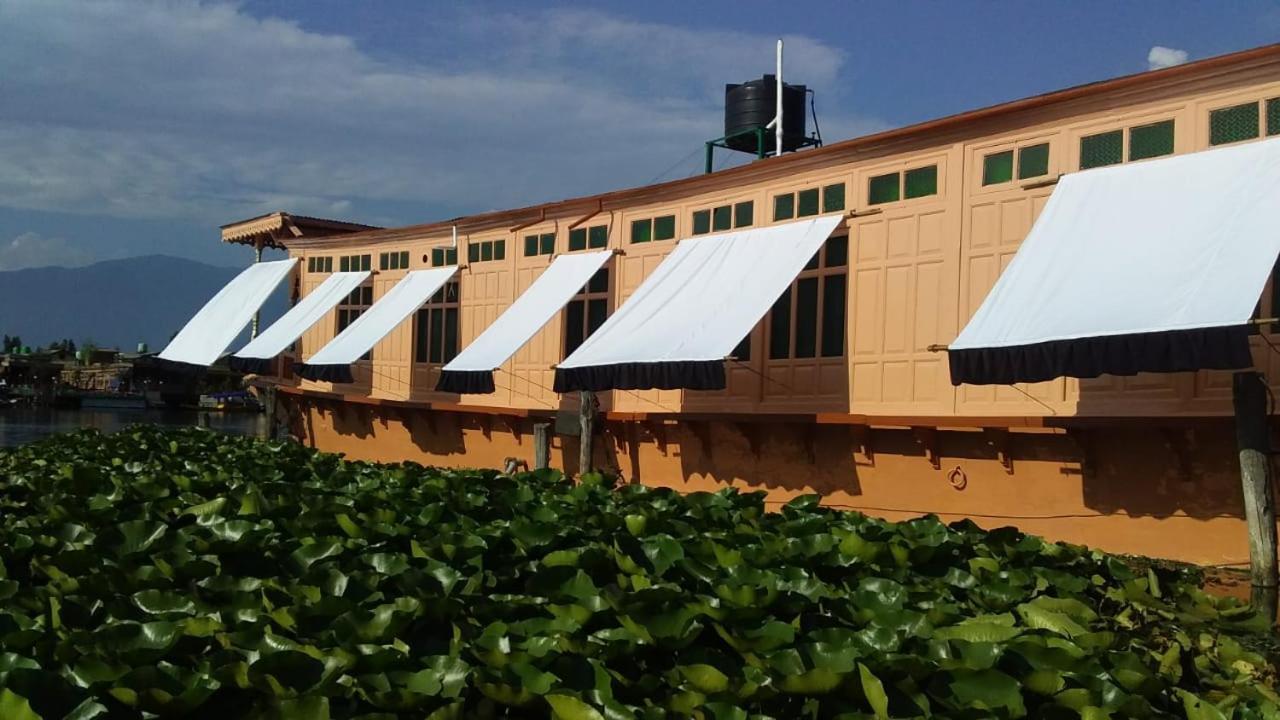 Floating Young Gulshan Houseboat Botel