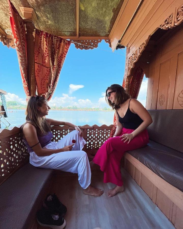 Floating Young Gulshan Houseboat Botel Srinagar (Jammu and Kashmir)