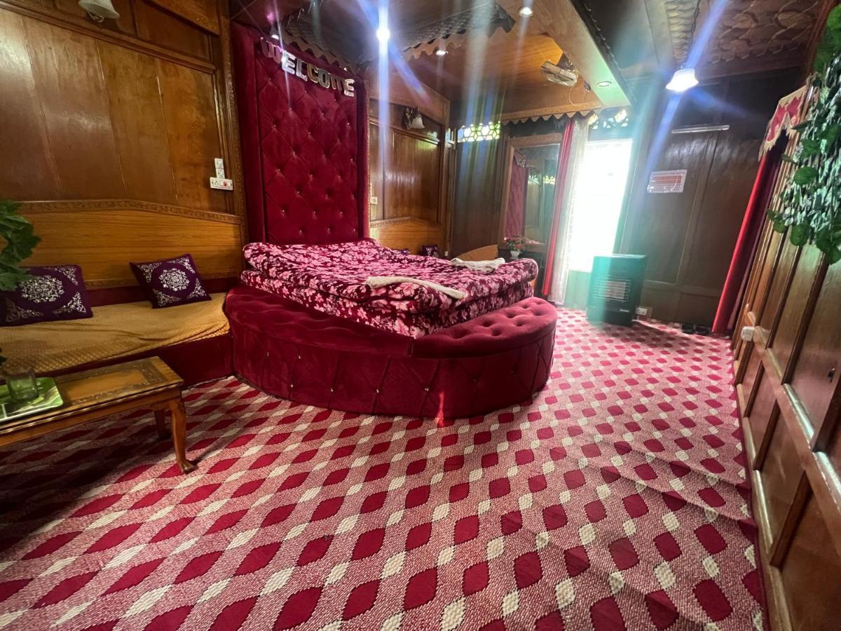 Floating Young Gulshan Houseboat 5*