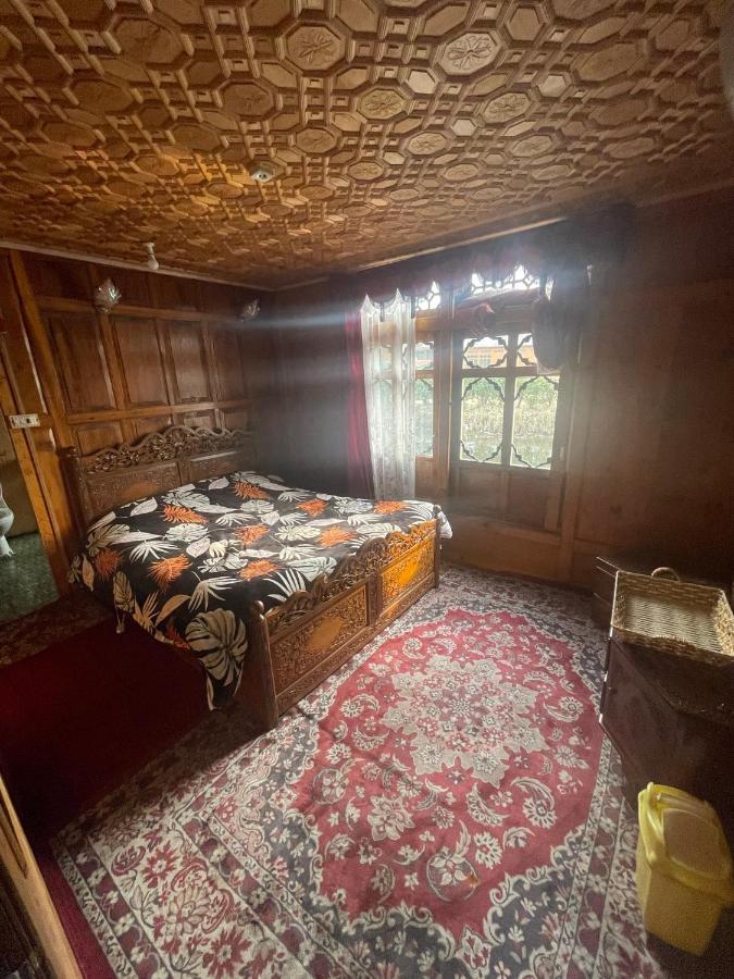 Floating Young Gulshan Houseboat Botel