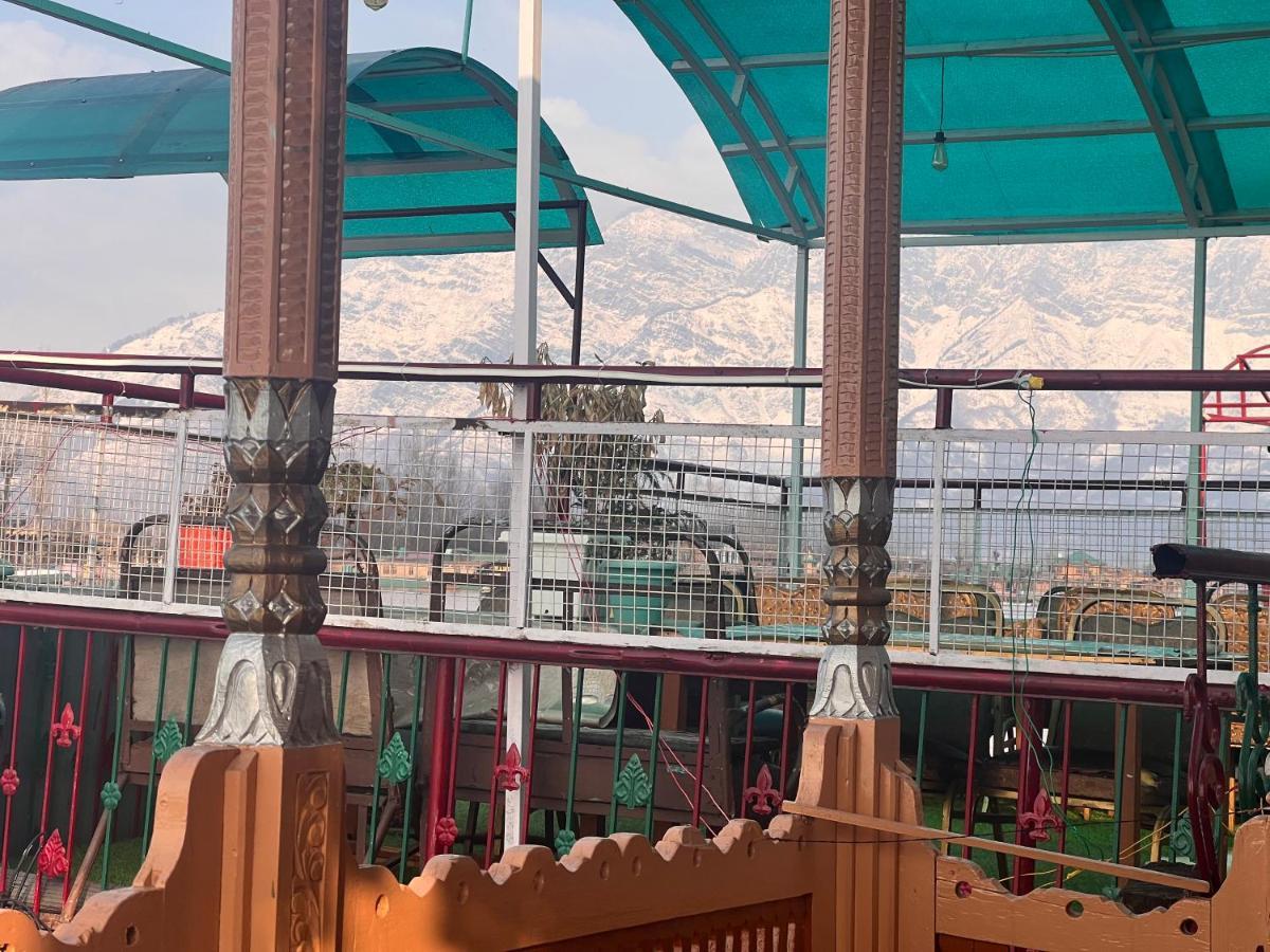 Botel Floating Young Gulshan Houseboat 5*