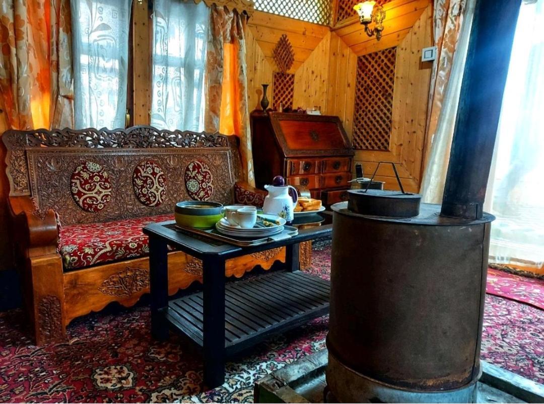 Lala Rulh Heritage Group Of Houseboats Botel