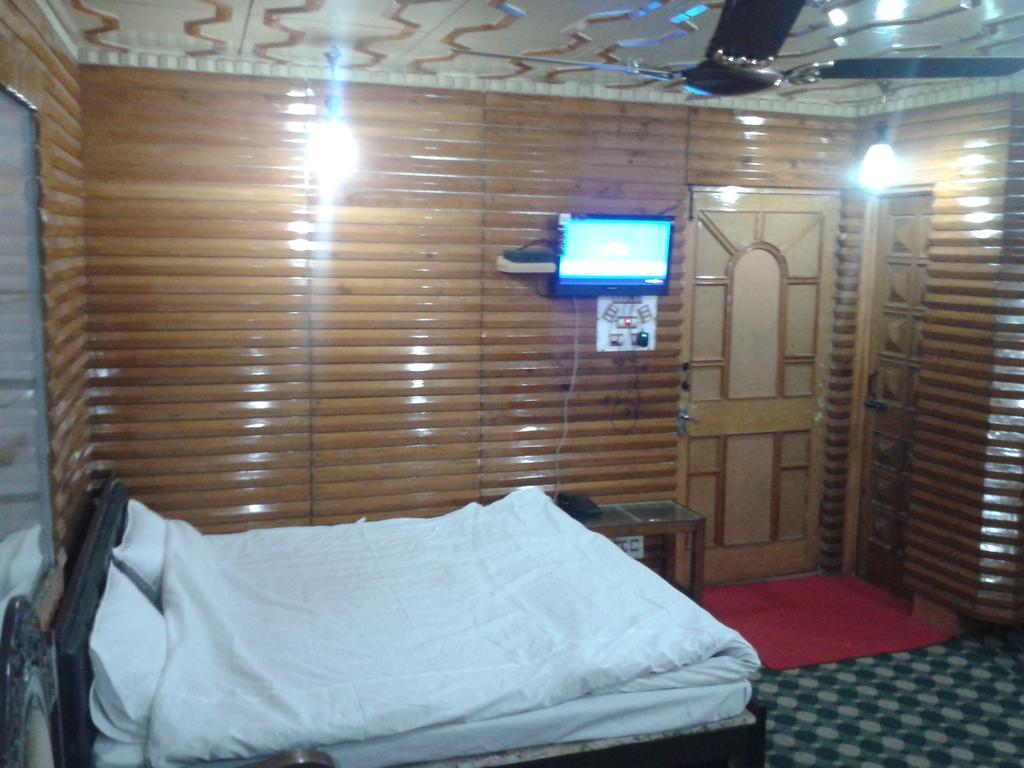 New Kashmir Palace Guest house *