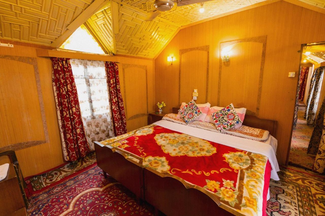 Green Heritage Group Of Houseboats