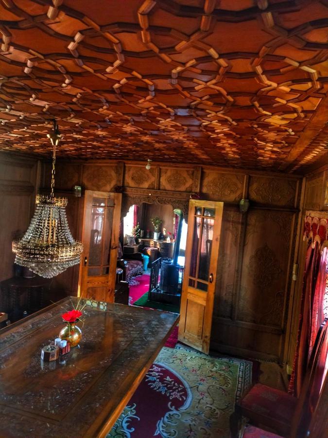 Lala Rulh Heritage Group Of Houseboats Botel