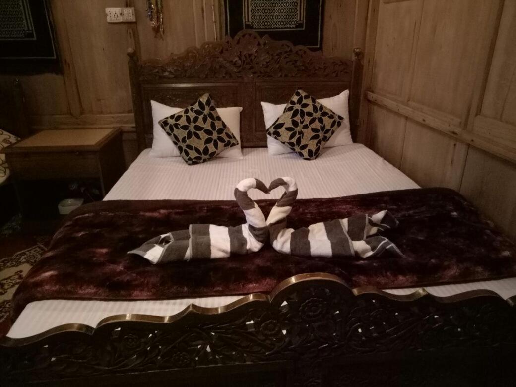 Fabulous Kashmir Srinagar Hotel