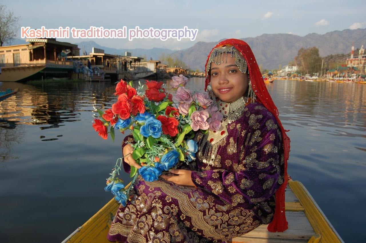 The Dreamer Destination' Houseboat Hotel Srinagar (Jammu and Kashmir)