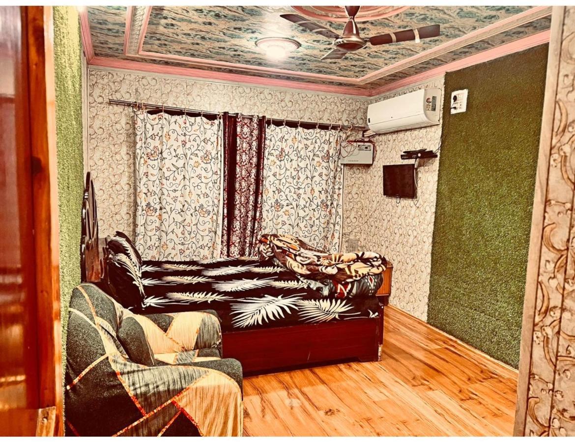 Ocean, Shrinagar Homestay