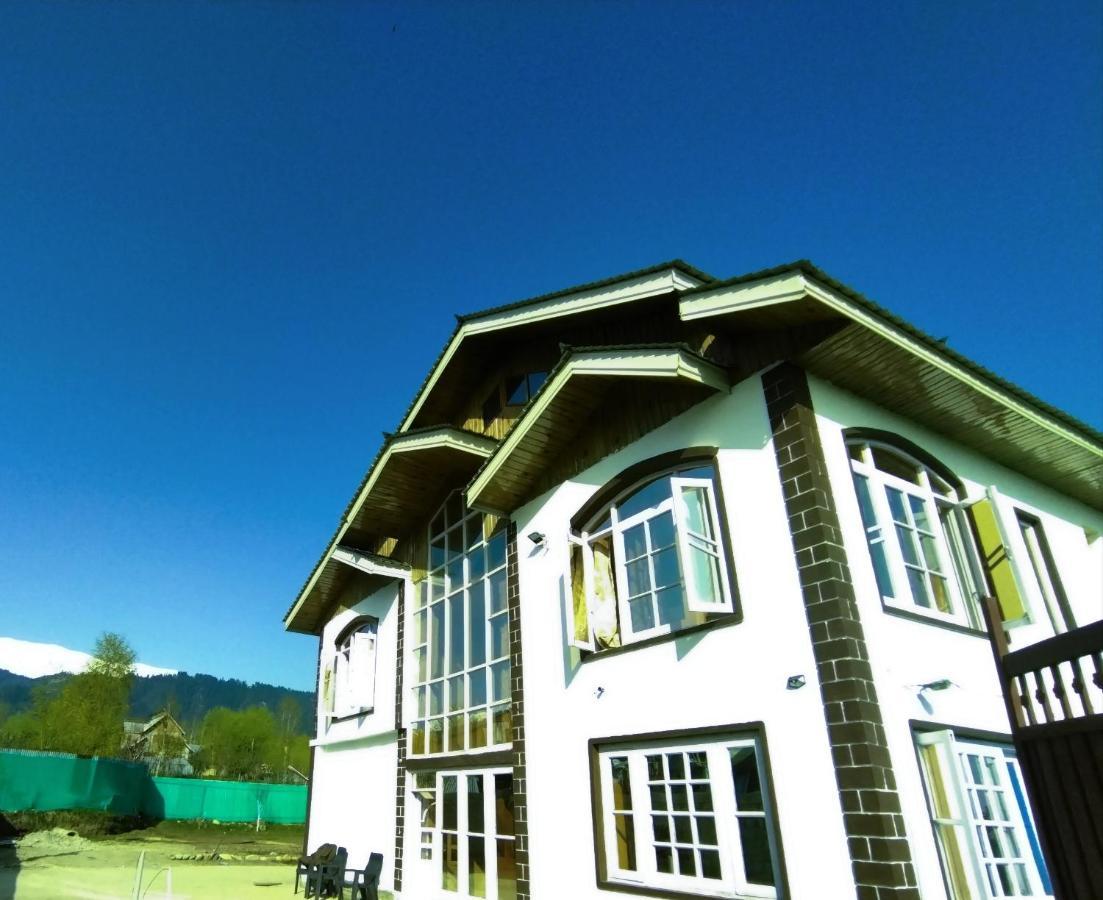 The Gulmarg Gateway Guest house Srinagar (Jammu and Kashmir)