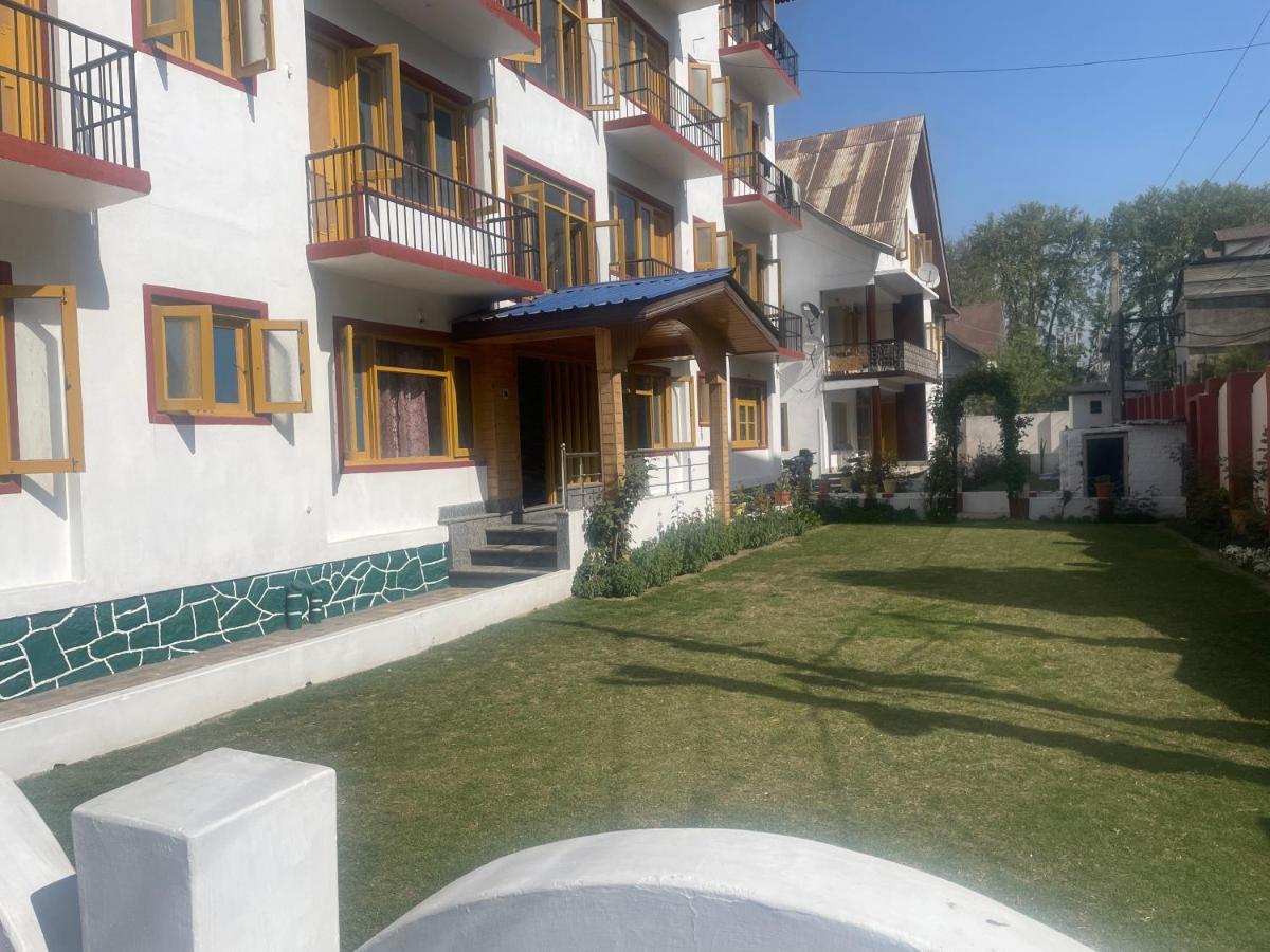 Bhat Guest house Srinagar (Jammu and Kashmir)