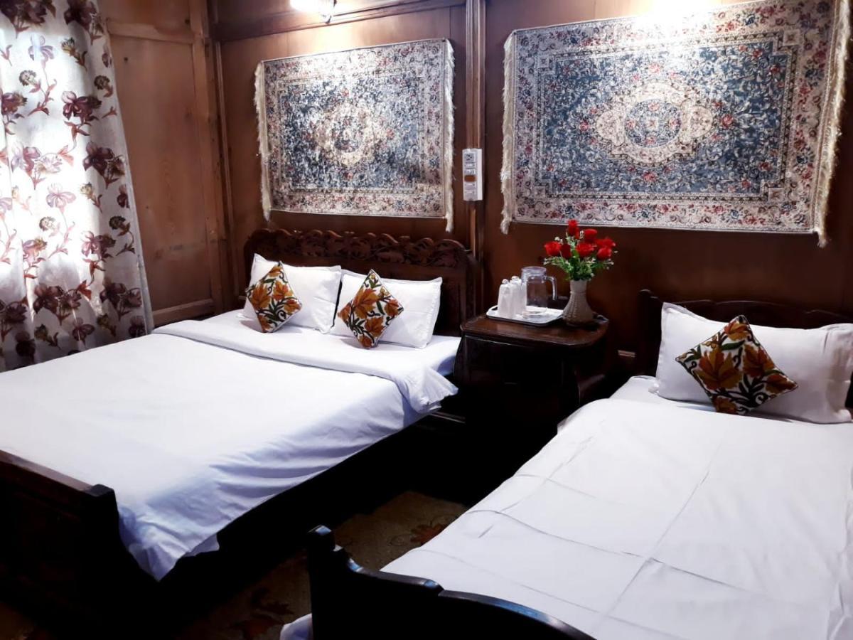 Floating Luxury Group Of Houseboats 4* Srinagar (Jammu and Kashmir)
