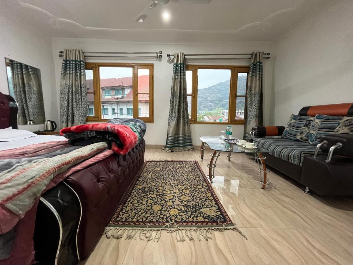 Hotel Crescent Srinagar (Jammu and Kashmir)