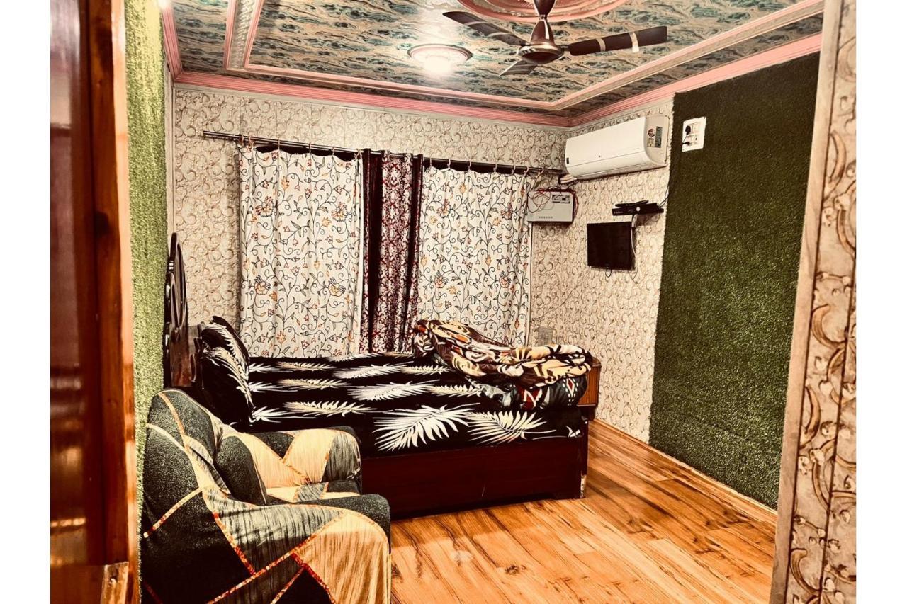 Ocean, Shrinagar Homestay
