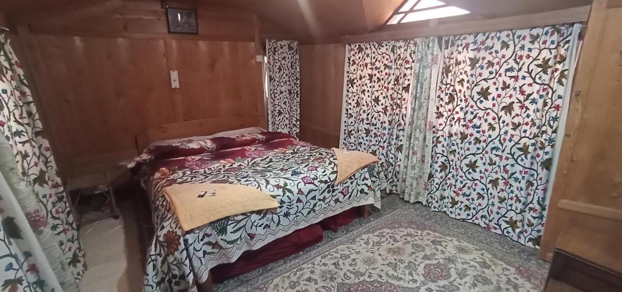New Bombay Heritage Group Of Houseboats