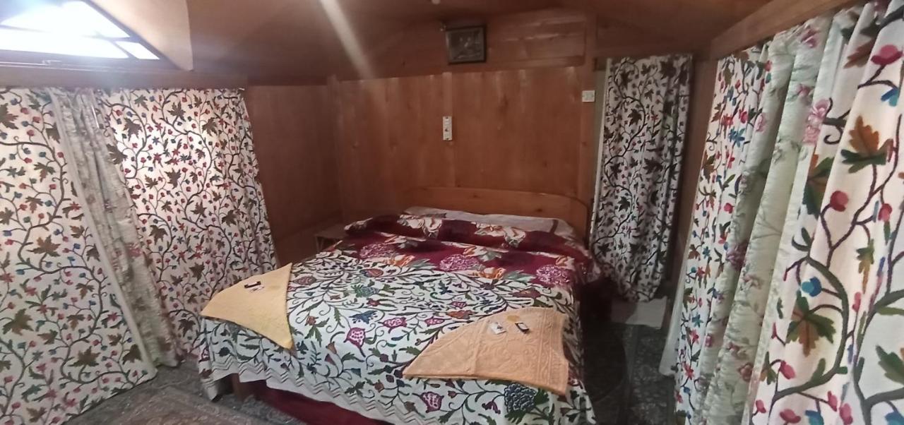 Botel New Bombay Heritage Group Of Houseboats 4*