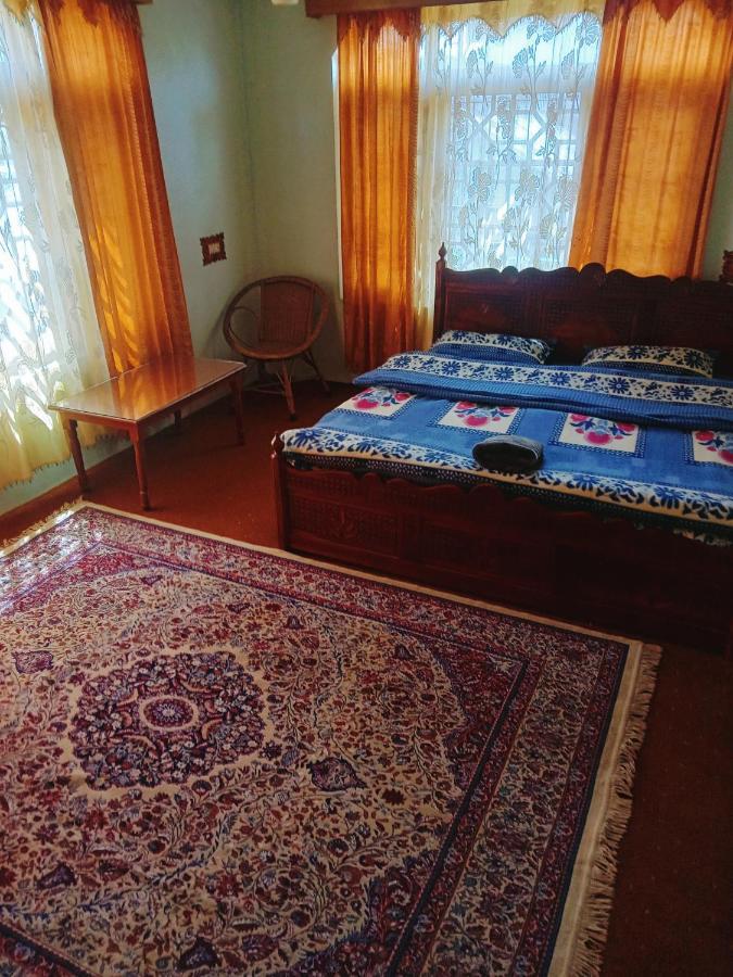 Grand Inayat * Srinagar (Jammu and Kashmir)