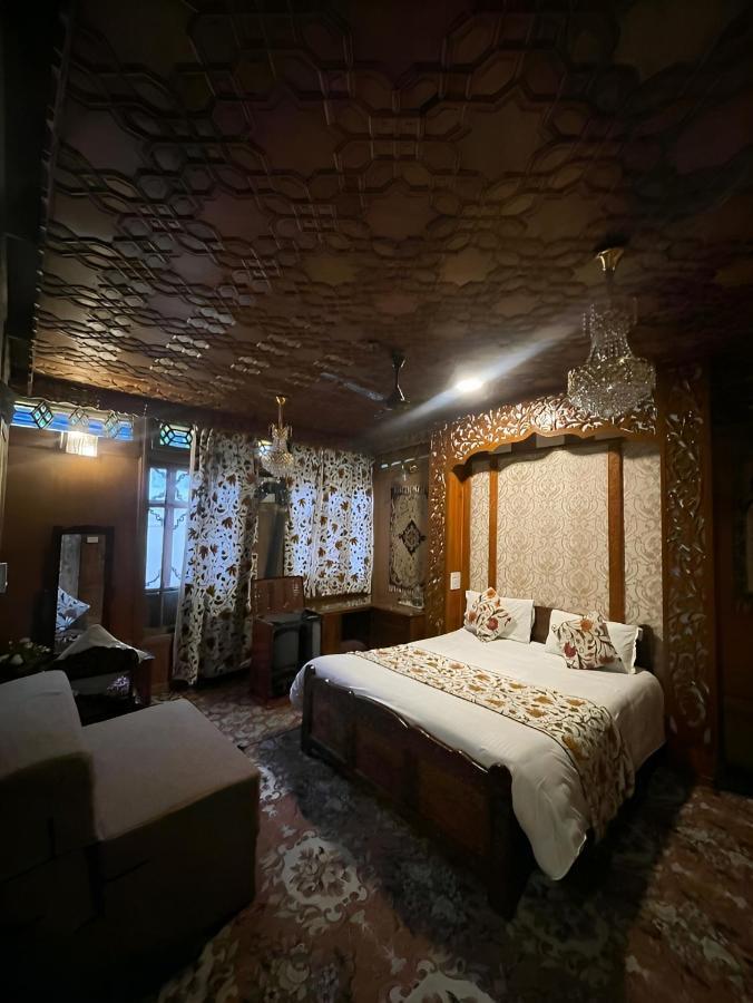 Lakes Crown Group Of Houseboats Botel Srinagar (Jammu and Kashmir)
