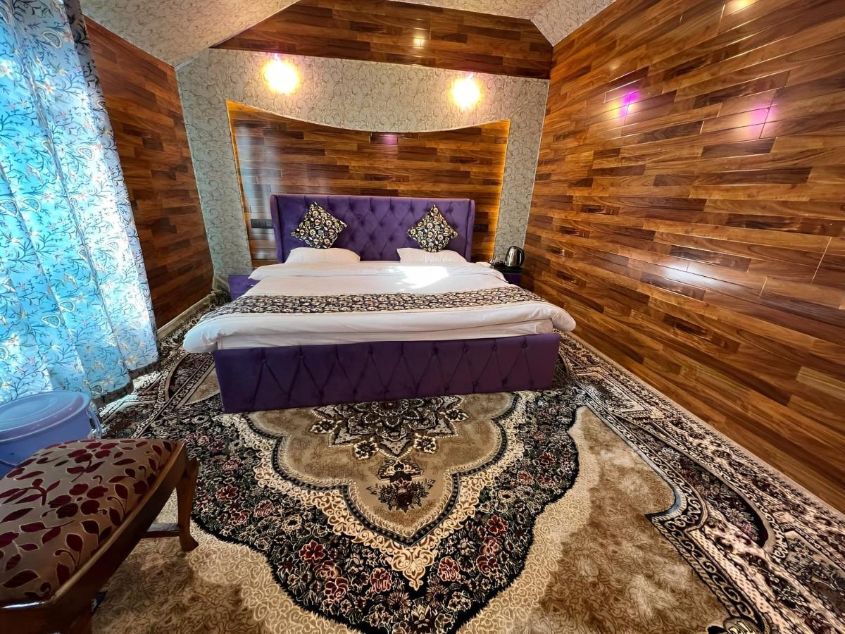 Lakes Crown Group Of Houseboats Botel
