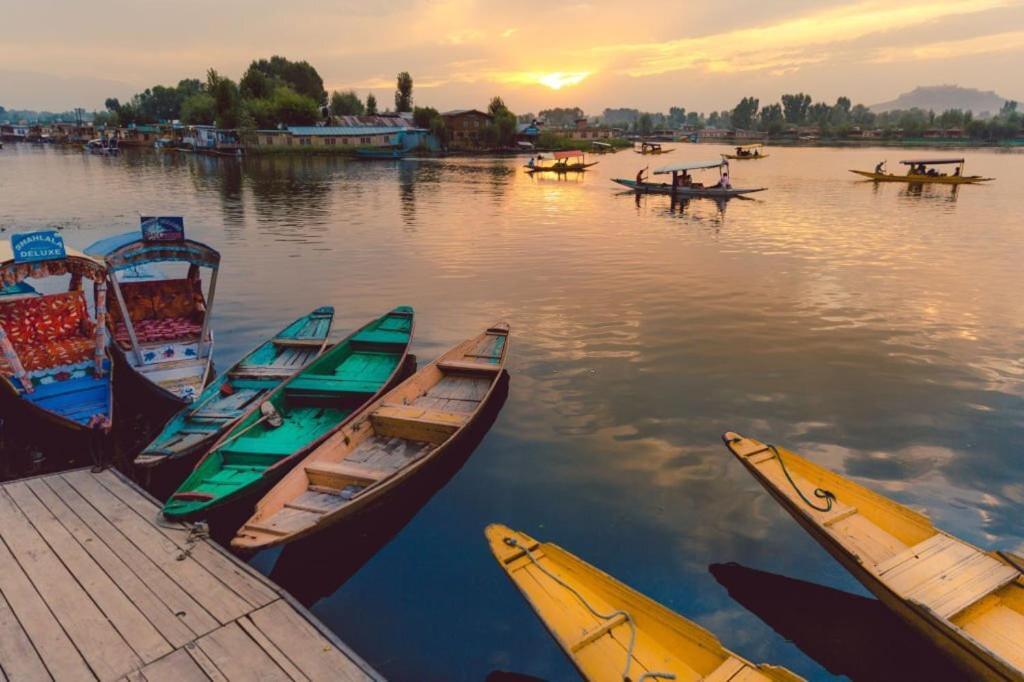 Lakes Crown Group Of Houseboats