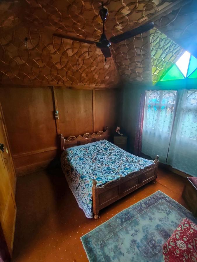 Lakes Crown Group Of Houseboats Botel Srinagar (Jammu and Kashmir)