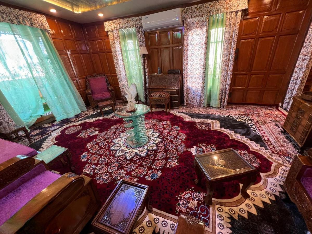 Lakes Crown Group Of Houseboats Botel Srinagar (Jammu and Kashmir)