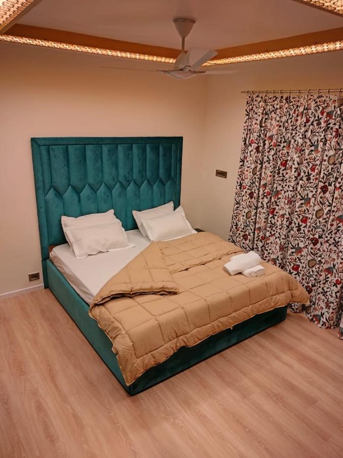 New Zamrood Guest house *