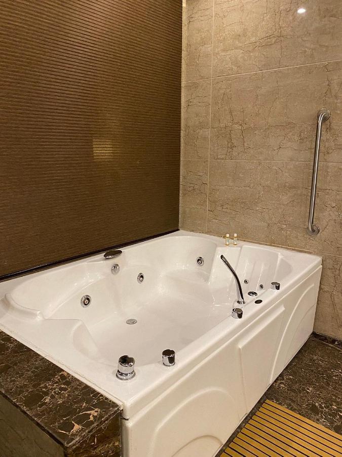 Four Points By Sheraton Hotel Srinagar (Jammu and Kashmir)