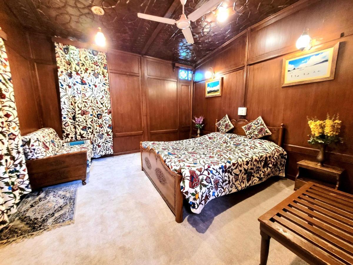 Aziz Group Of Houseboats Botel
