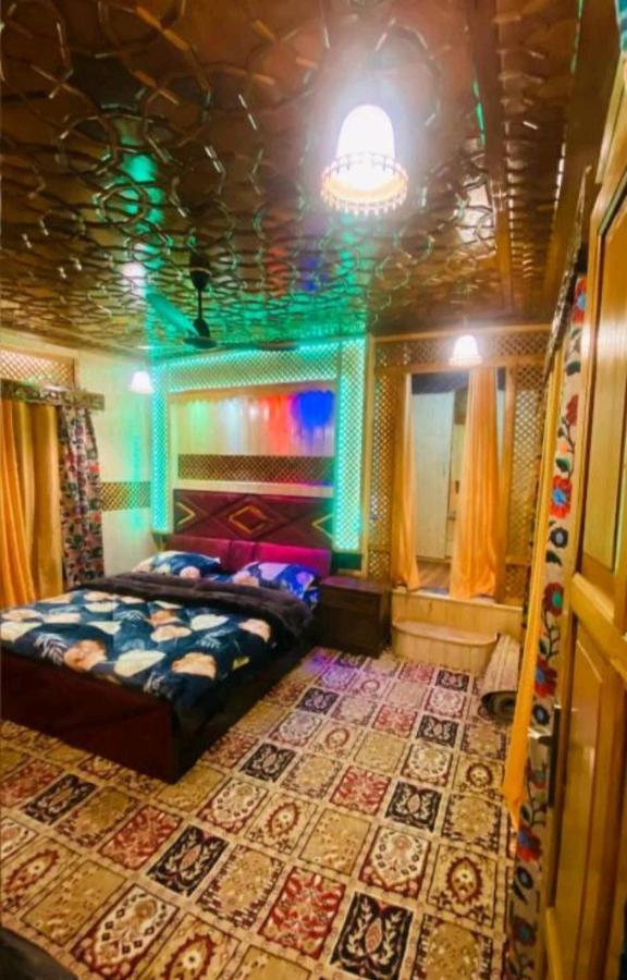 Hb King Of Kings Hotel Srinagar (Jammu and Kashmir)