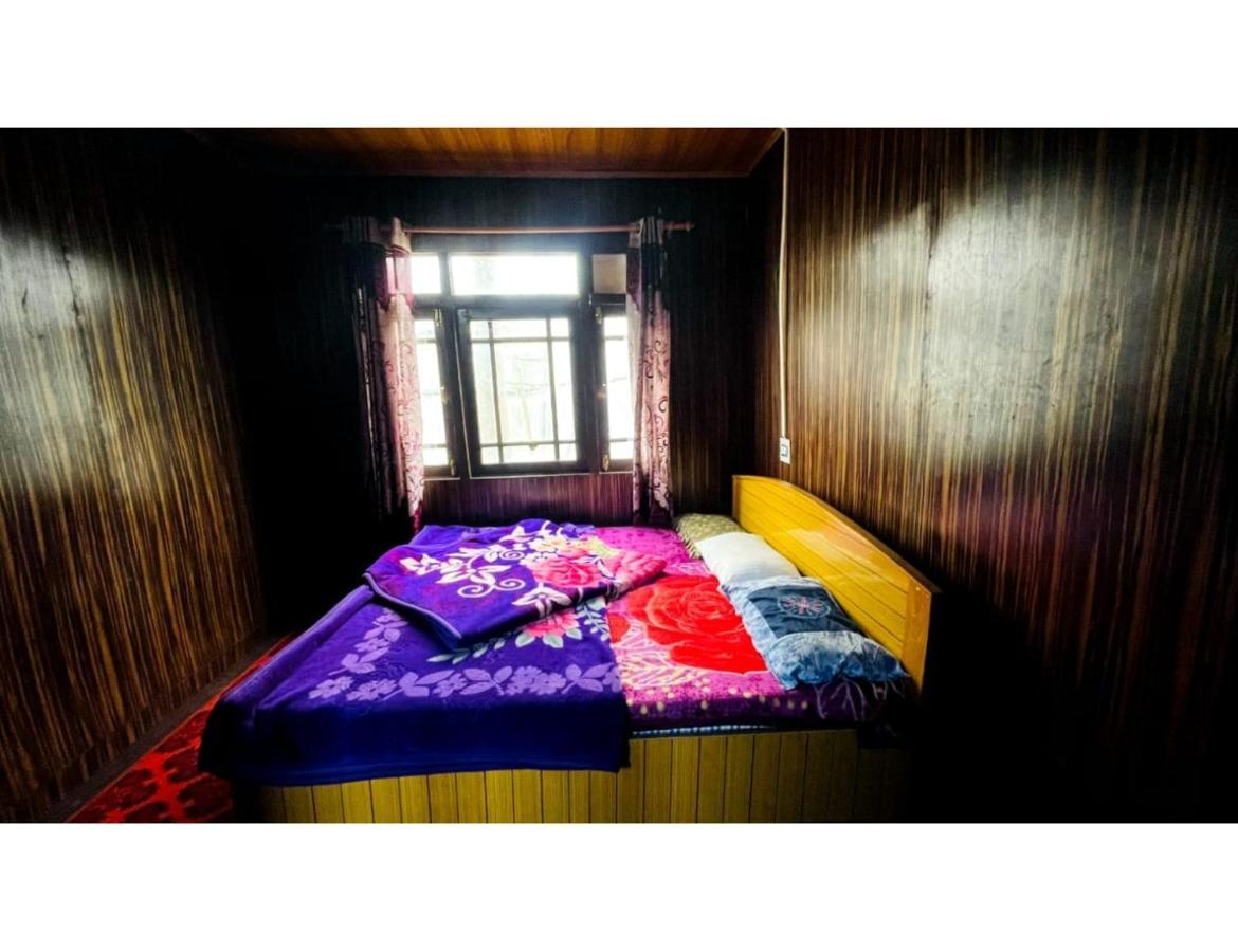 Ikhlas Guest House, Srinagar (Jammu and Kashmir)