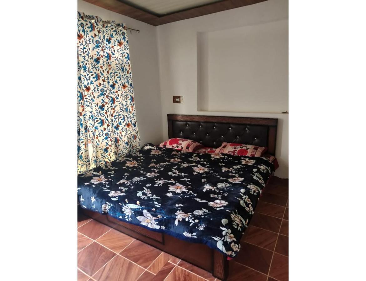 Ikhlas Guest House, * Srinagar (Jammu and Kashmir)