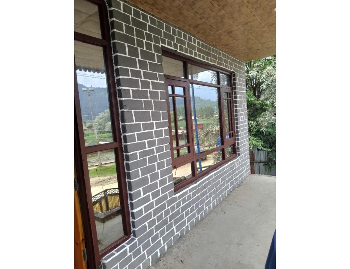Ikhlas Guest House, * Srinagar (Jammu and Kashmir)