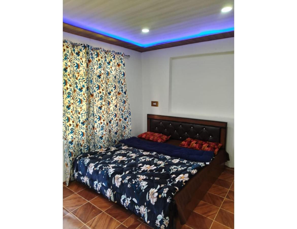 Ikhlas Guest House, * Srinagar (Jammu and Kashmir)