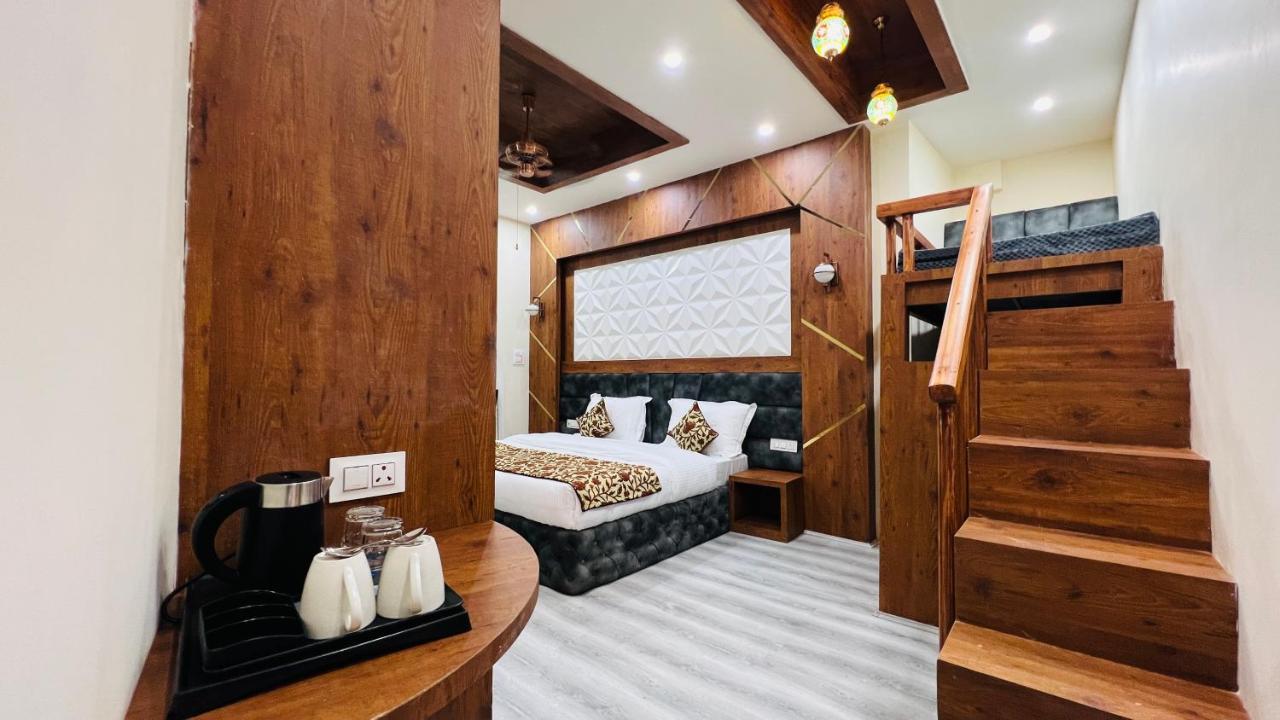 Flickerz Hotel 4*